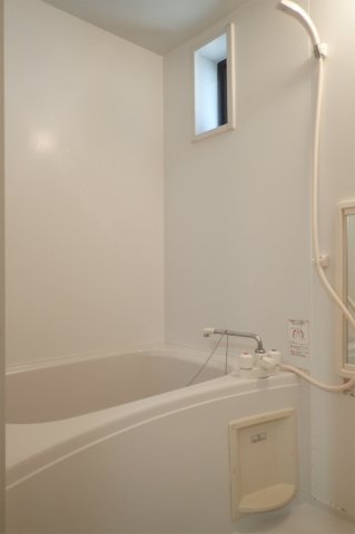 バス・シャワールーム　小窓付きで換気も可能なバスルーム♪！