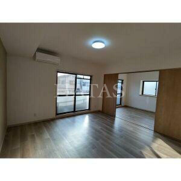 居室・リビング　同物件別部屋です。