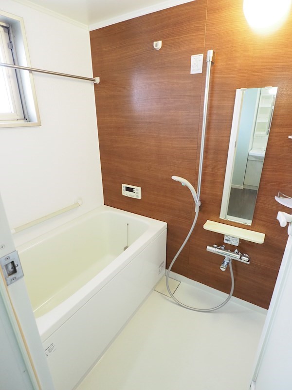 バス・シャワールーム　お風呂も窓があり清潔感があります。