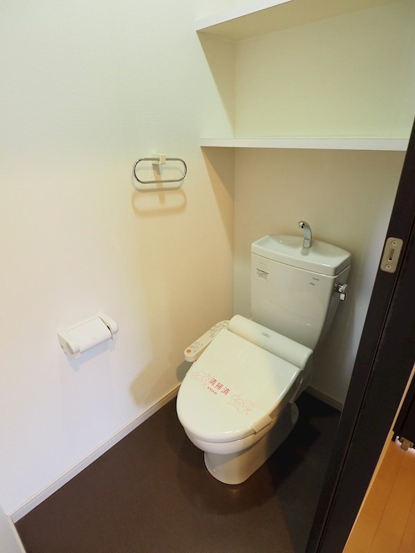 トイレ　ウォシュレット付。上部に棚があり便利です。