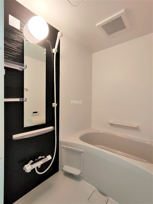 バス・シャワールーム　お風呂には追い炊き機能付きで、いつでも快適に入浴できます。