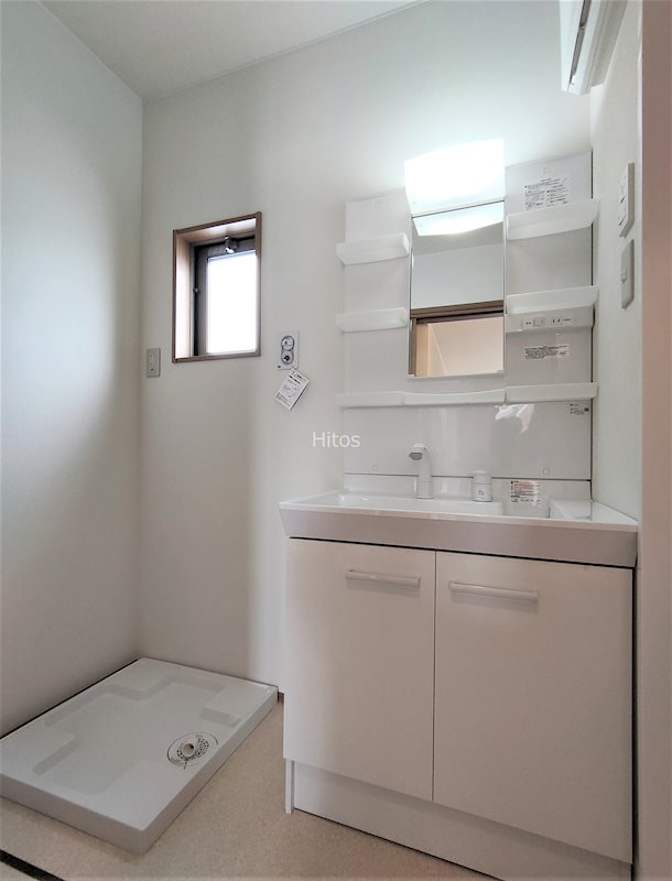 洗面設備　洗面所には忙しい時間に便利な独立洗面台と、洗濯機用防水パンが