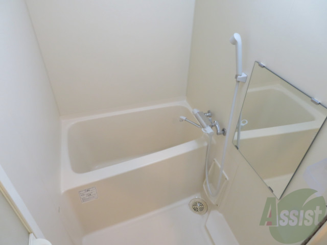 バス・シャワールーム　お風呂には鏡が付いておりますので便利ですね。