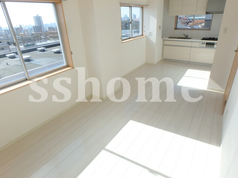 居室・リビング　広々＋明るさのある空間