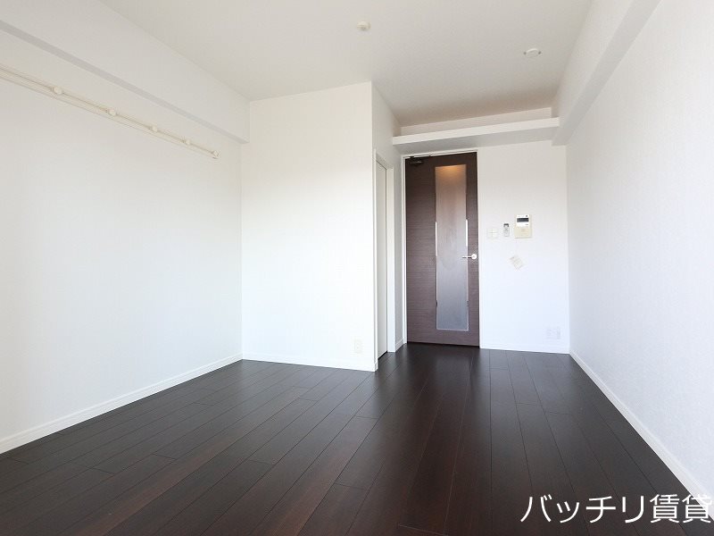 居室・リビング　※同マンション別部屋写真のため、現状優先。フローリングカラー