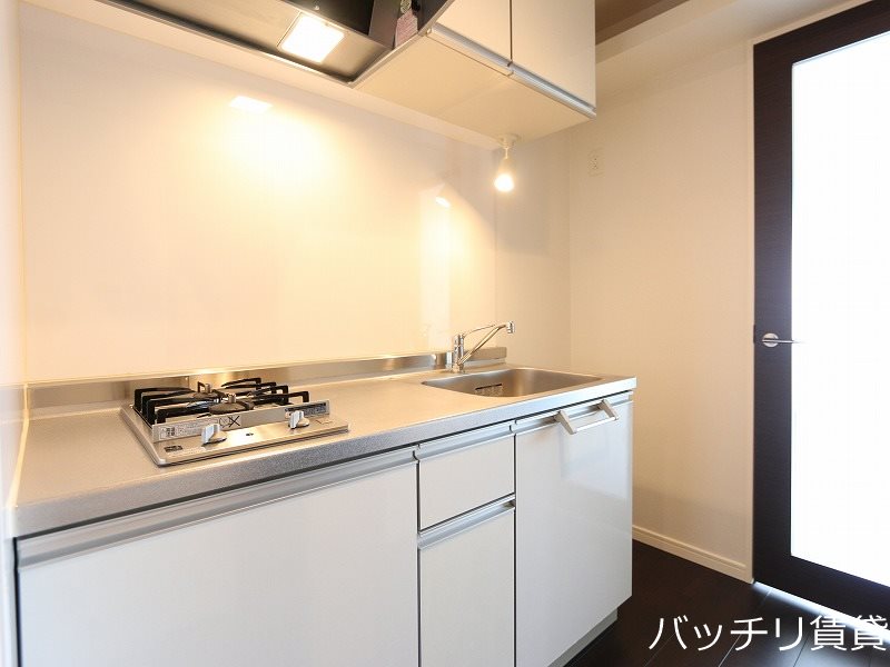 キッチン　※同マンション別部屋写真のため、現状優先。フローリングカラー