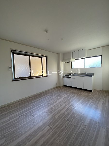 居室・リビング　明るいDKです