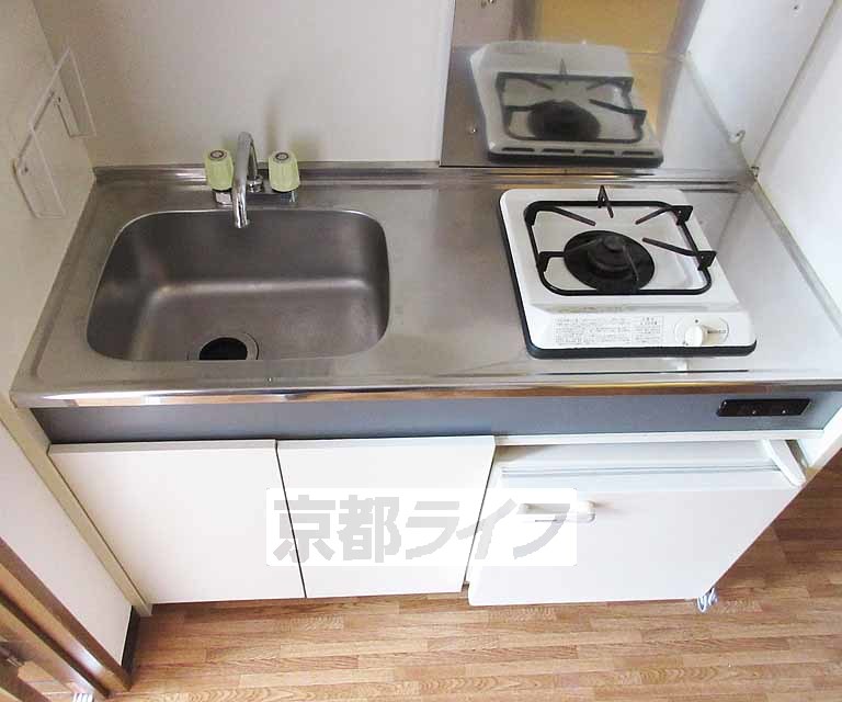 キッチン　コンロ、冷蔵庫の付いた便利なキッチンです・