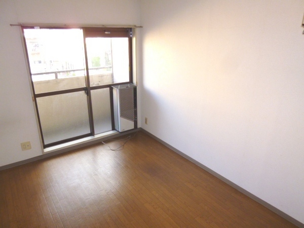 居室・リビング　床色が落ち着いた色合いで、とてもきれいです。