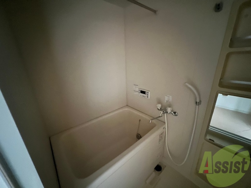 バス・シャワールーム　浴室は追い炊き機能付きになっているのでとても快適です。