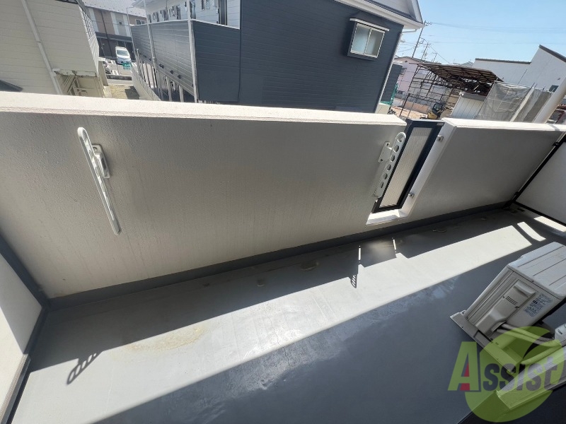 バルコニー　バルコニーは天気の良い日には洗濯物もよく乾きそうですね。