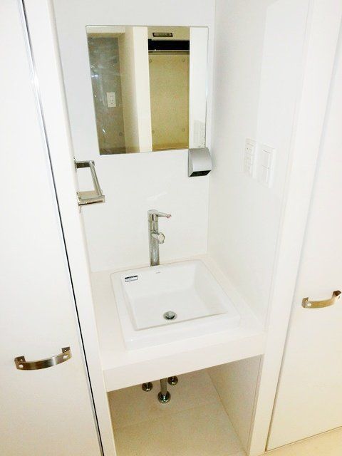 洗面設備　便利な独立洗面台。