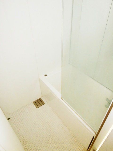 バス・シャワールーム　清潔感のあるバスルーム。