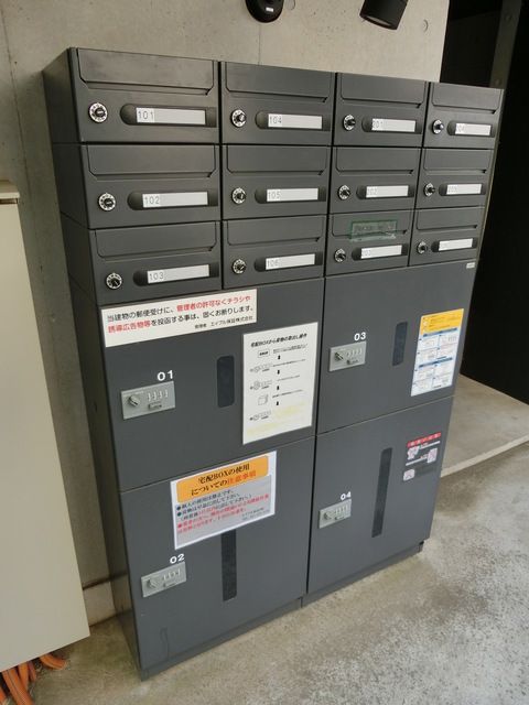 エントランス　不在時に便利な宅配ボックス。