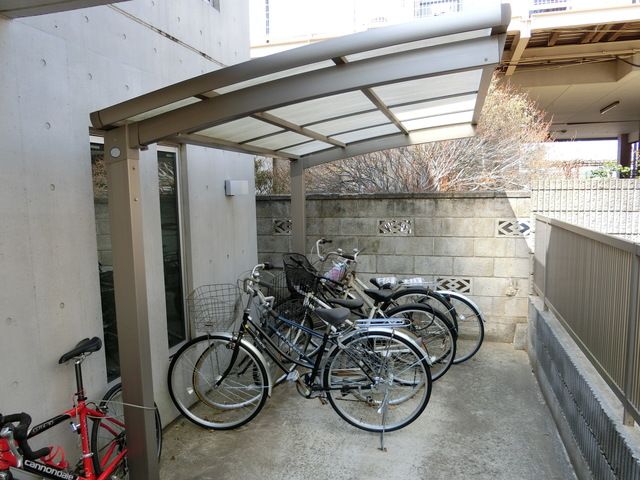 その他共有部分　屋根付の駐輪場になります。