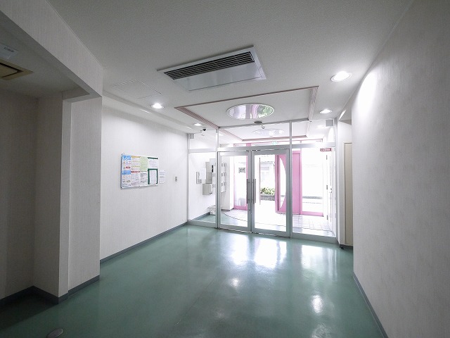エントランス　落ち着いたエントランスです