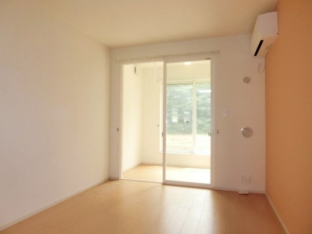 居室・リビング　フローリングの明るいお部屋。