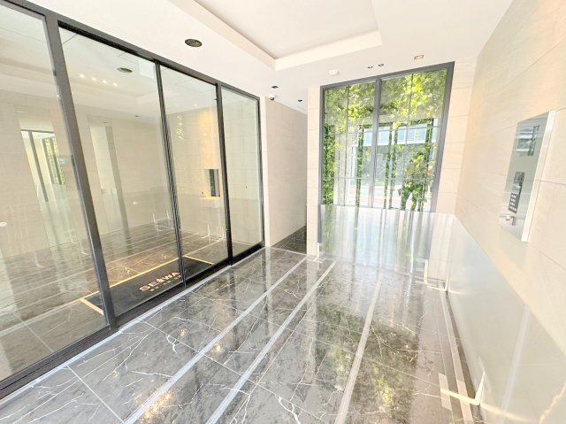 ロビー　オシャレなロビーは安心のオートロック付きです。