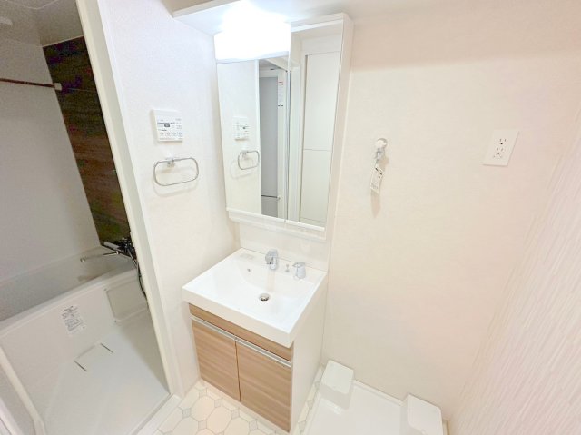 洗面設備　身支度が出来る独立洗面台です。