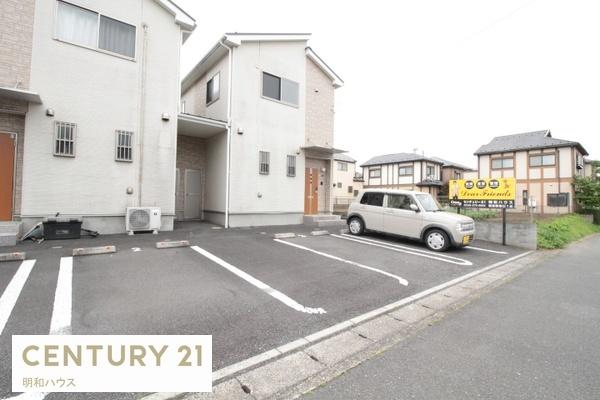 駐車場　並列2台駐車できます（1台5500円）
