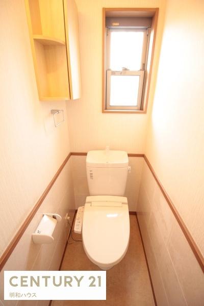 トイレ　温水洗浄便座付き、窓から自然換気できます