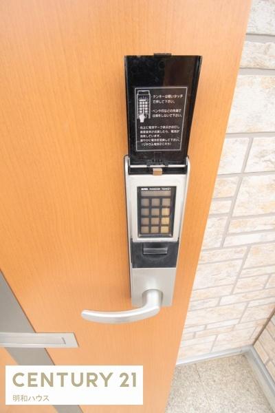 セキュリティ　玄関入口は電子ロック錠で開錠します