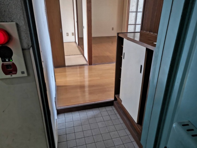 玄関　同物件別室の写真です。