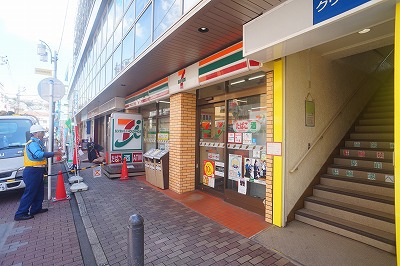 コンビニ　セブンイレブン（コンビニ）まで884m