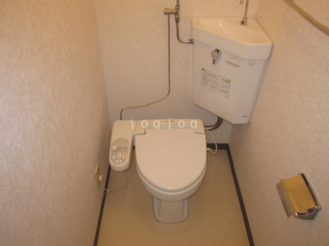 トイレ　嬉しい温水洗浄便座付きのトイレです。