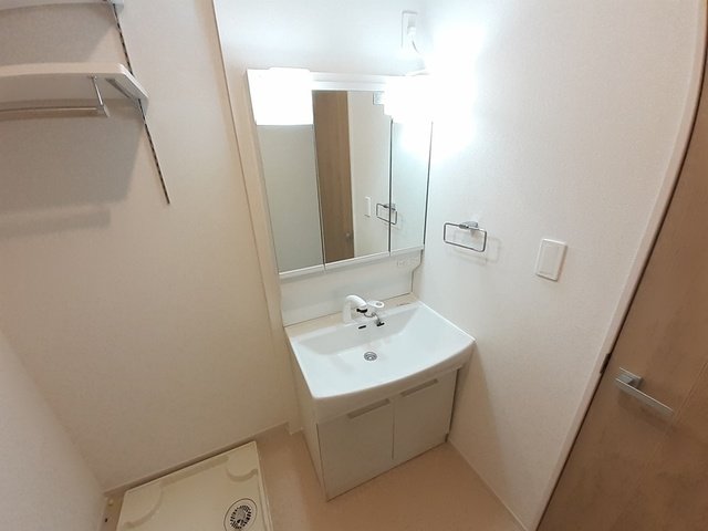 洗面設備　ゆったりとスペースのある洗面所
