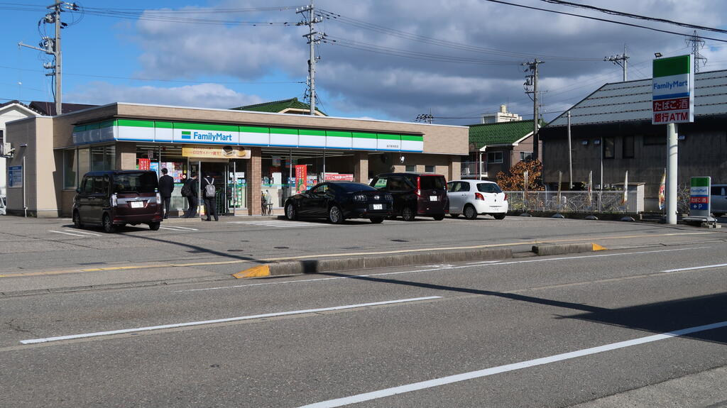 コンビニ　ファミリーマート金沢泉本町店（コンビニ）まで346m