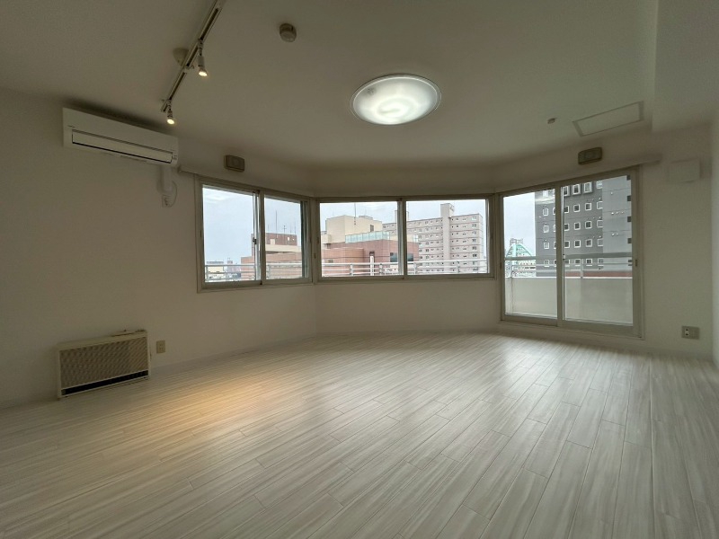 居室・リビング　広くてキレイなお部屋が広がっていて、充実した生活が送れそう。
