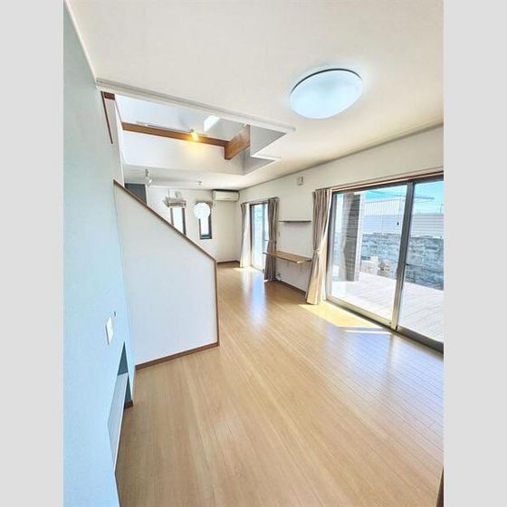 高茶屋7丁目戸建の居間写真