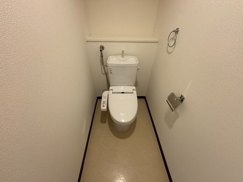 トイレ　ウォシュレット機能がついたトイレ。安心して使用できますね。