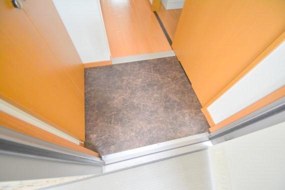 玄関　玄関に入るとお部屋まで一直線、明るい光が差し込みます。