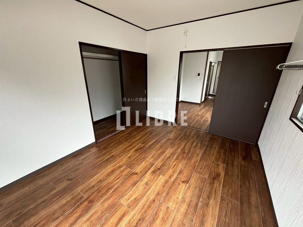 建物外観　1階　目隠し有り　前に建物無しのため室内は明るいです！
