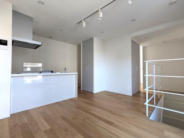 居室・リビング　※同建物内・別タイプの参考写真です。
