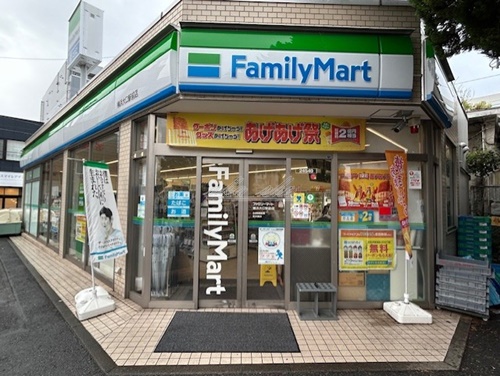コンビニ　ファミリーマート 横浜大口駅前店（コンビニ）まで557m