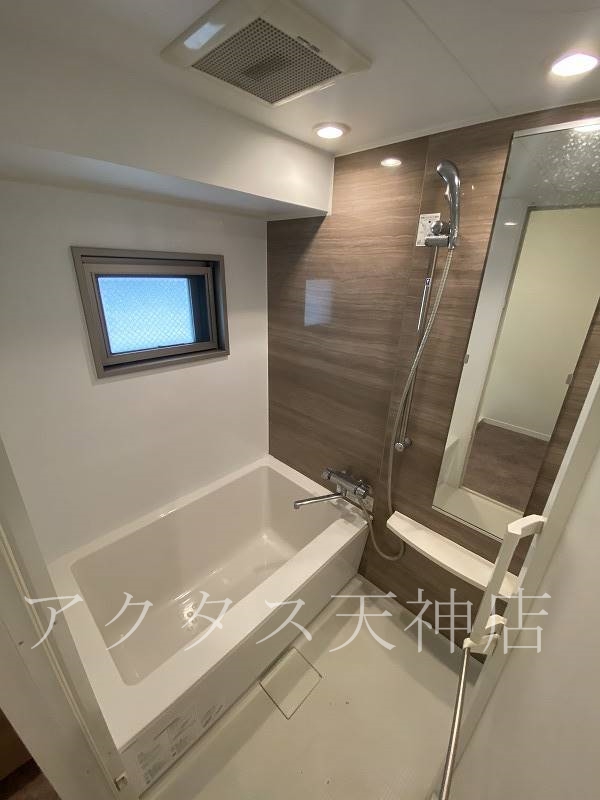バス・シャワールーム　浴室に窓あります。