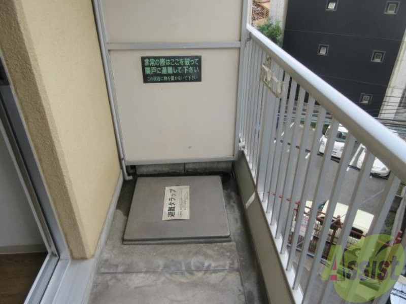 バルコニー　目の前は駐車場です。高い建物がないので日当たりもいいです