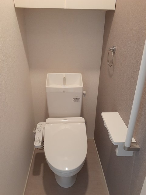 トイレ　嬉しい温水洗浄便座付きです♪