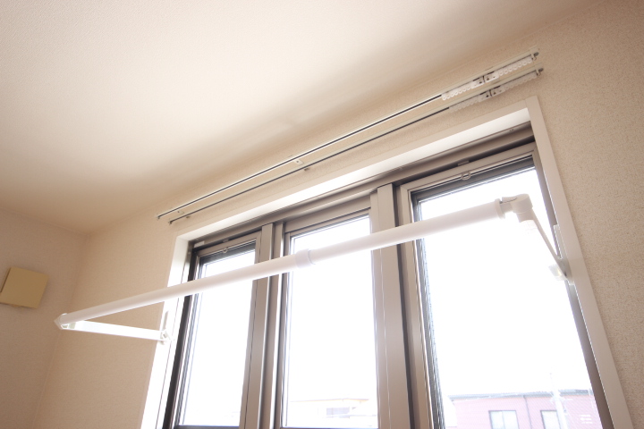 その他設備　便利な室内洗濯物干し掛けです！　雨の日でも安心です。