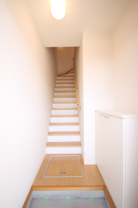 玄関　玄関ホールです！　お部屋専用の階段になってます。