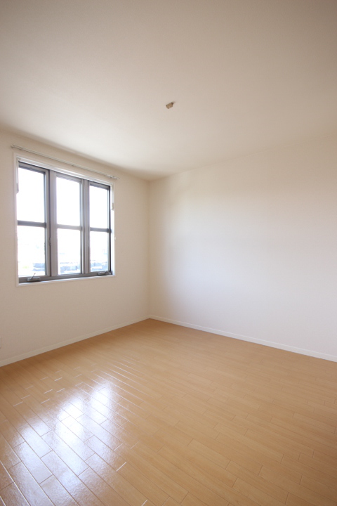 その他部屋・スペース　南東向き洋室６，１帖です！　陽当たり良好です。