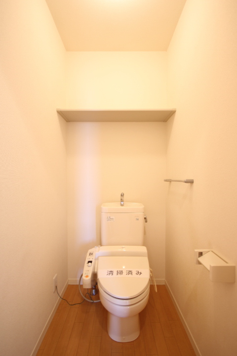 トイレ　温水洗浄便座付きです！　小物置き棚が収納に便利です。