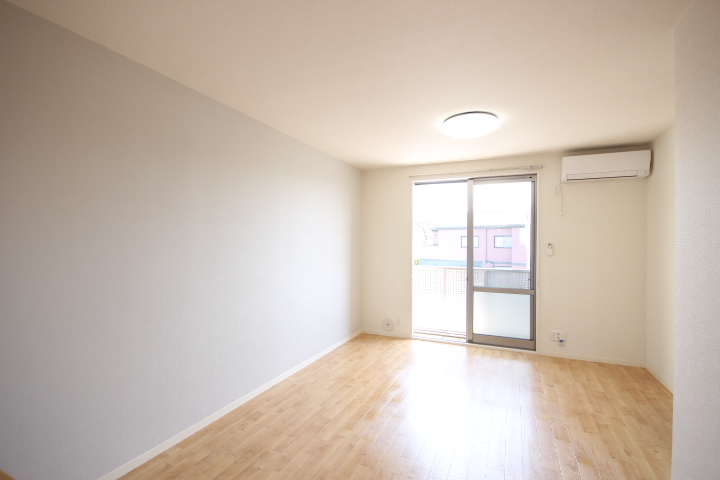 居室・リビング　南東向きLDK１２，５帖です！エアコン・LED照明付きです。