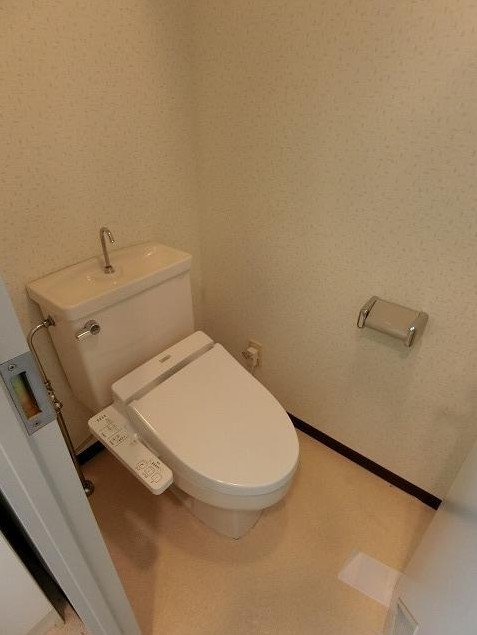 相鉄本線 西横浜駅 徒歩3分 9階建 築37年のトイレ写真