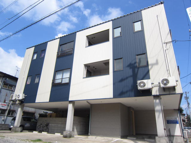 建物外観　白とネイビーのおしゃれな外観