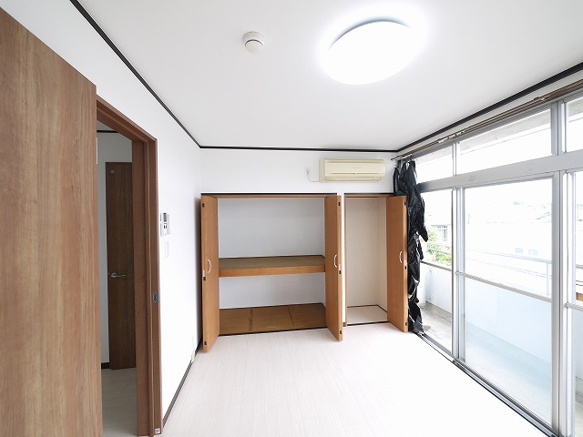 その他部屋・スペース　落ち着いた色調の寝室です