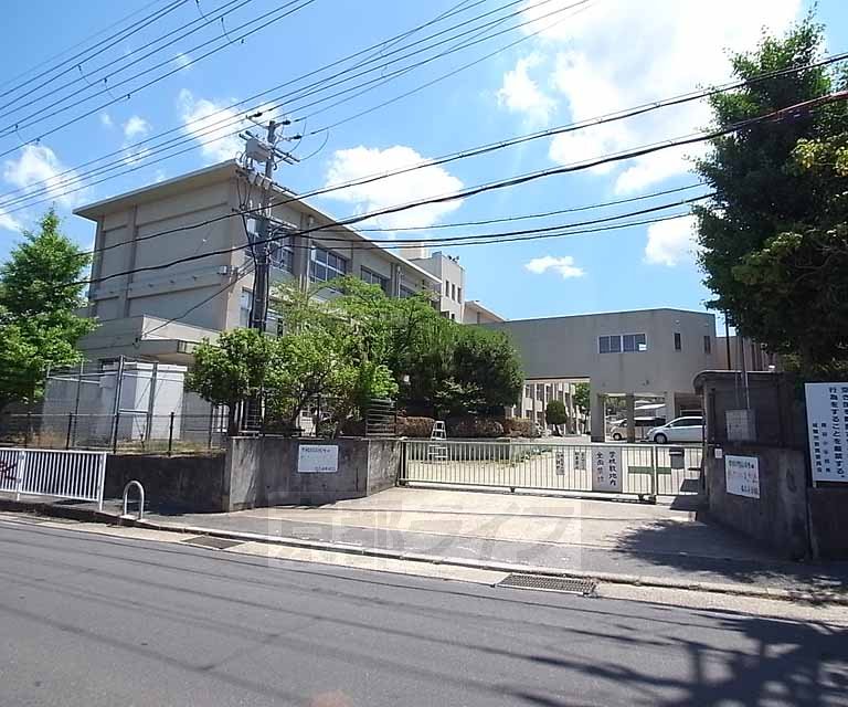 【城陽市市辺のアパートの小学校】